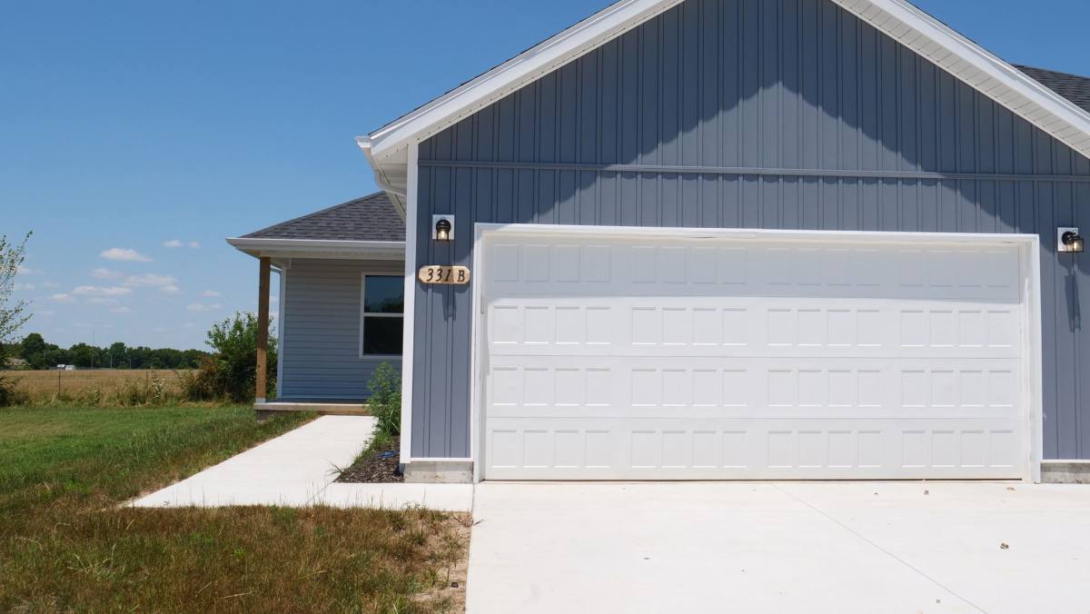 House for rent at 331-B W Summit St, Aurora, MO 65605