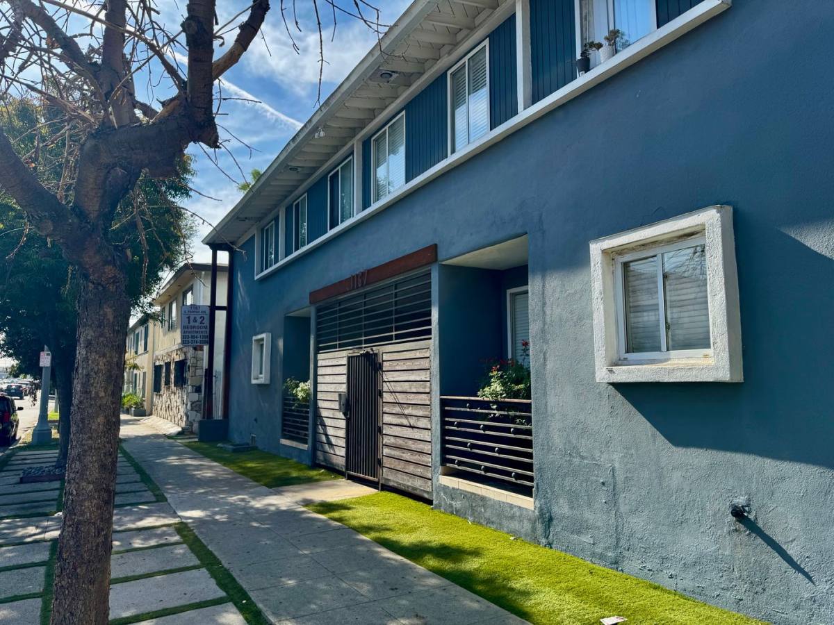 Apartment for rent at 1167 So Fairfax Ave, Los Angeles, CA 90019