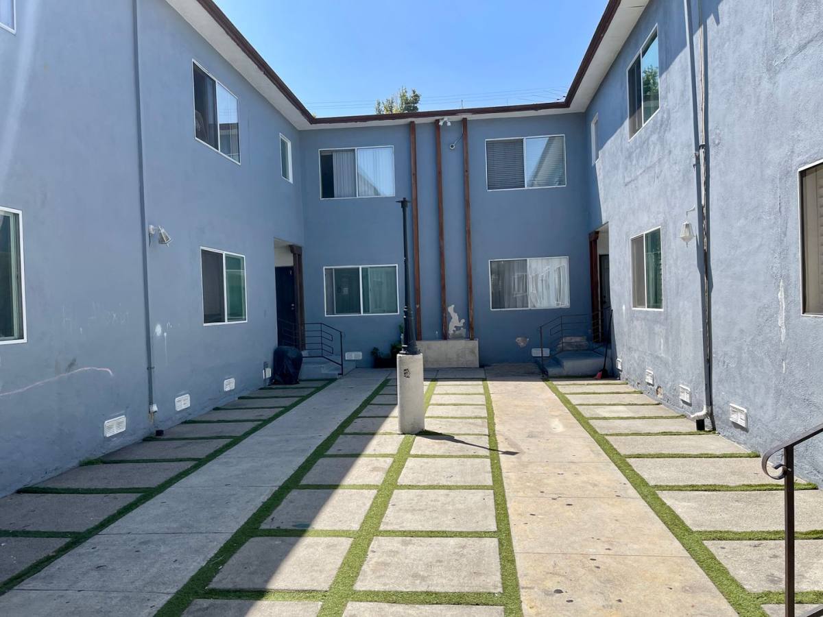 Apartment for rent at 1167 So Fairfax Ave, Los Angeles, CA 90019