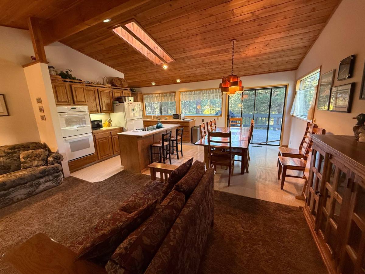 House for rent at 17066 Cooper Dr, Bend, OR 97707
