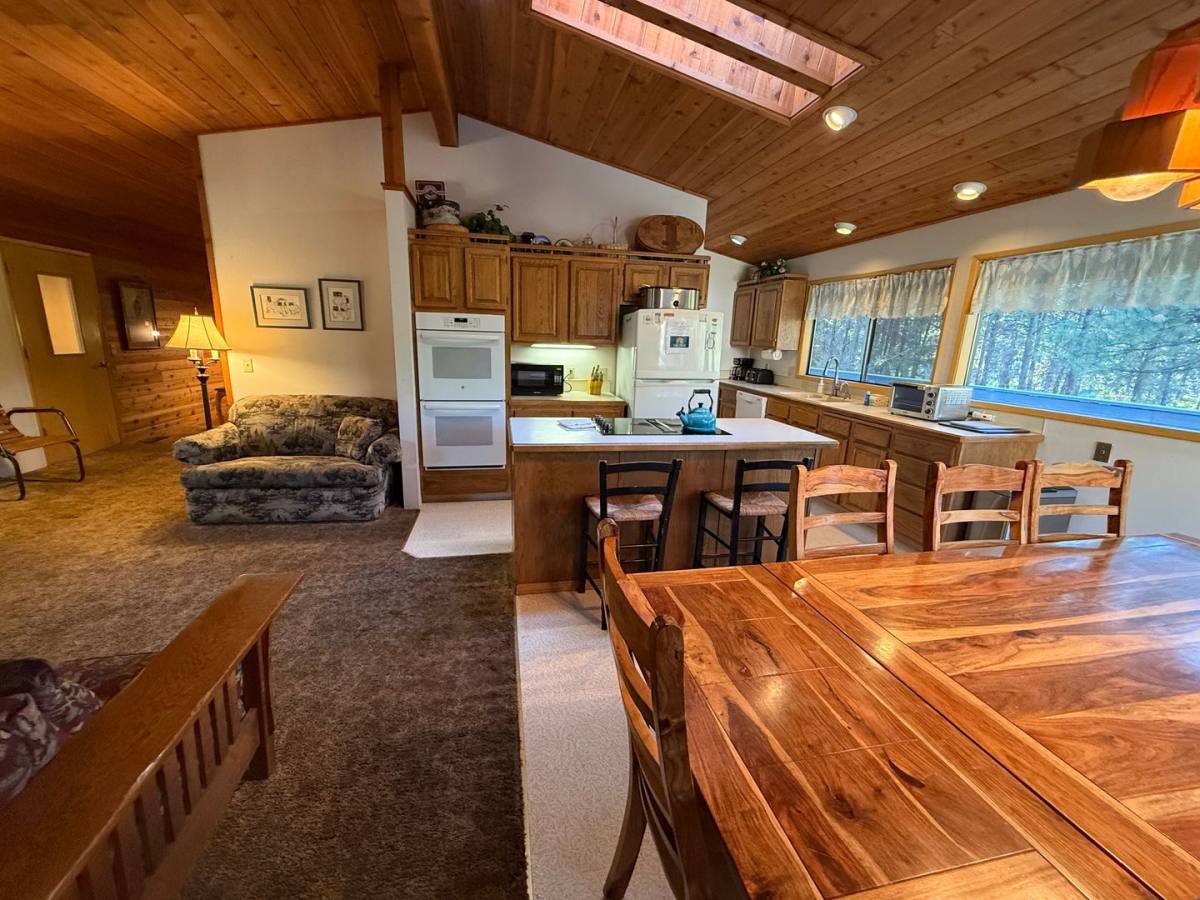 House for rent at 17066 Cooper Dr, Bend, OR 97707