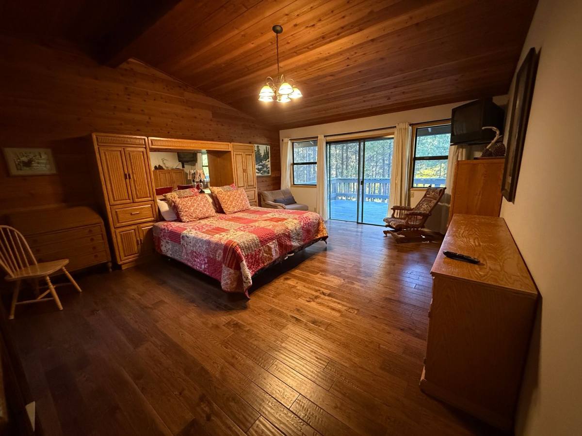 House for rent at 17066 Cooper Dr, Bend, OR 97707