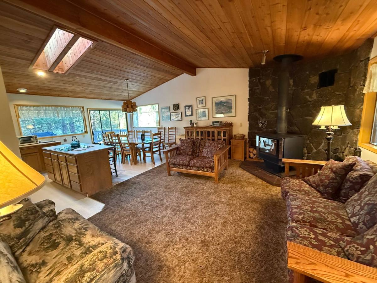 House for rent at 17066 Cooper Dr, Bend, OR 97707