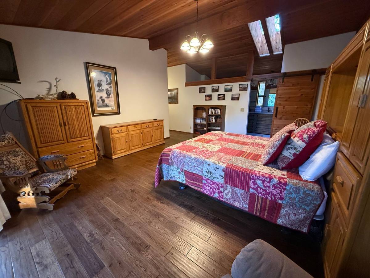 House for rent at 17066 Cooper Dr, Bend, OR 97707