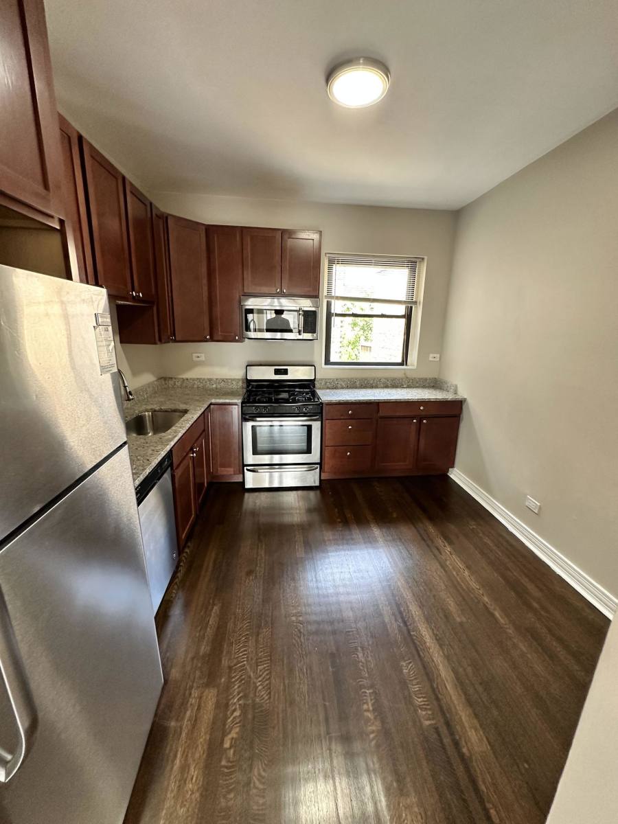 Apartment for rent at 920 W Belle Plaine Ave, Chicago, IL 60613
