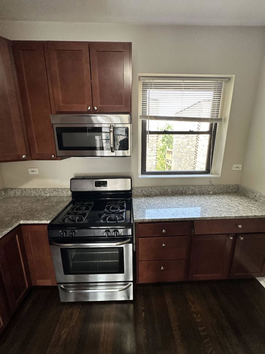 Apartment for rent at 920 W Belle Plaine Ave, Chicago, IL 60613