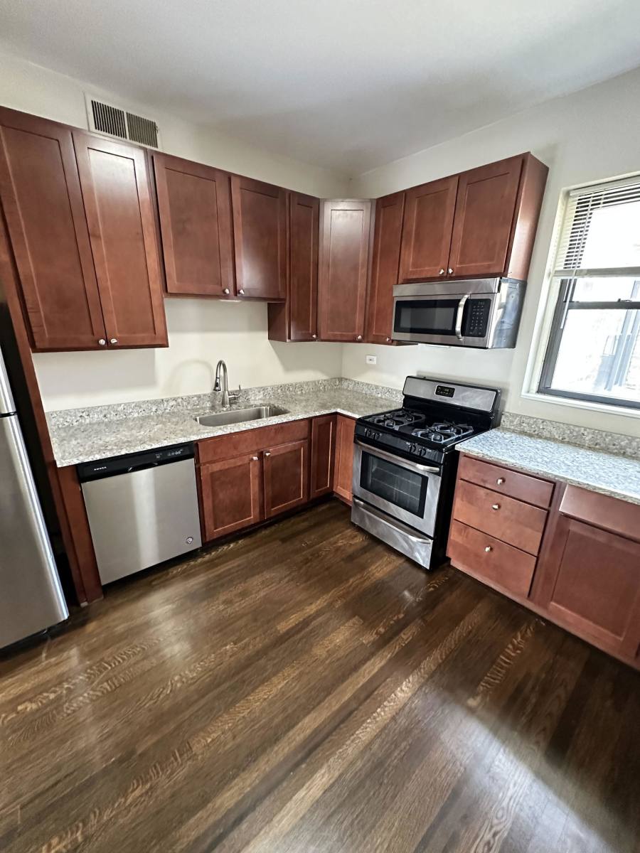 Apartment for rent at 920 W Belle Plaine Ave, Chicago, IL 60613