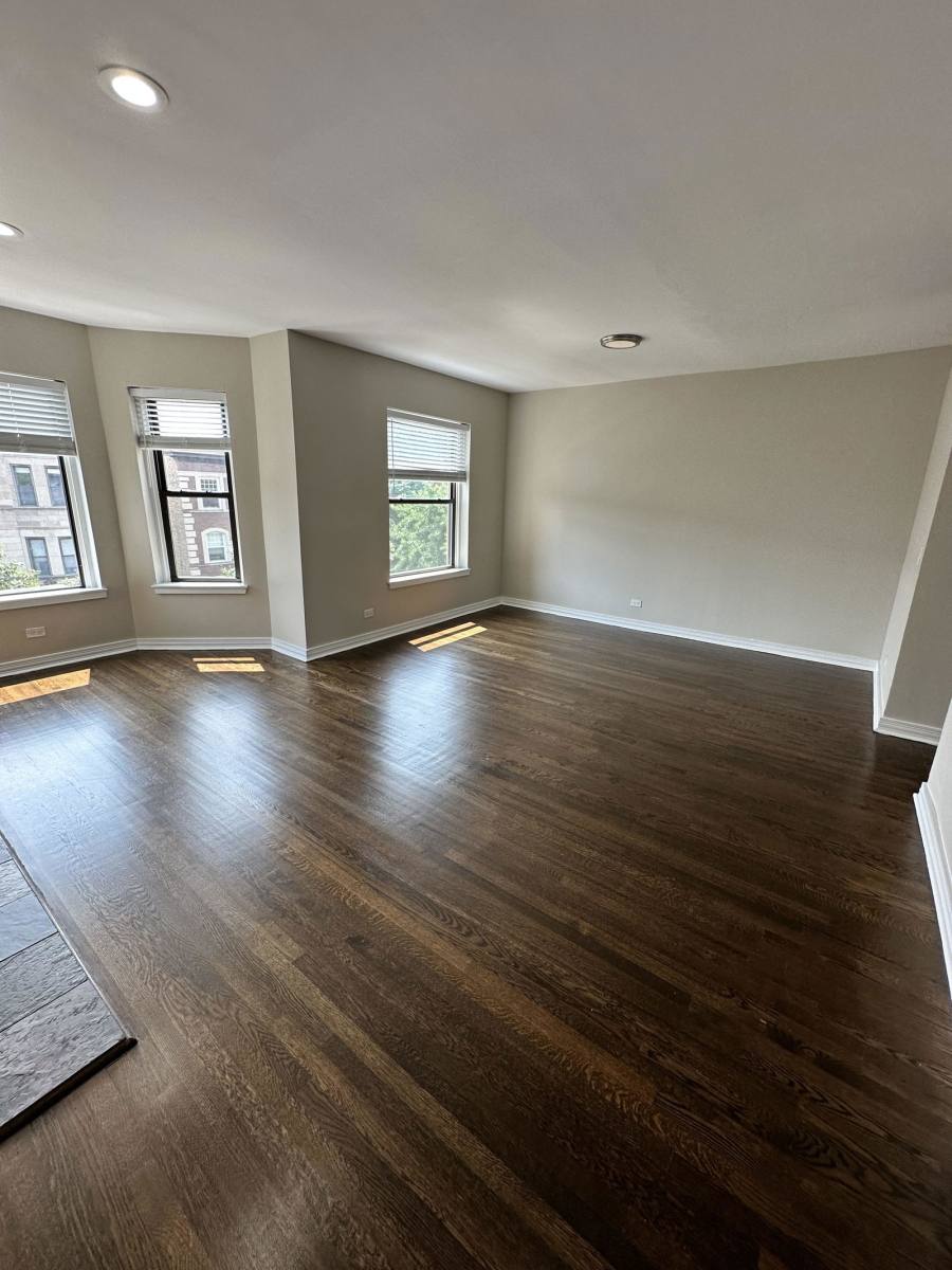 Apartment for rent at 920 W Belle Plaine Ave, Chicago, IL 60613