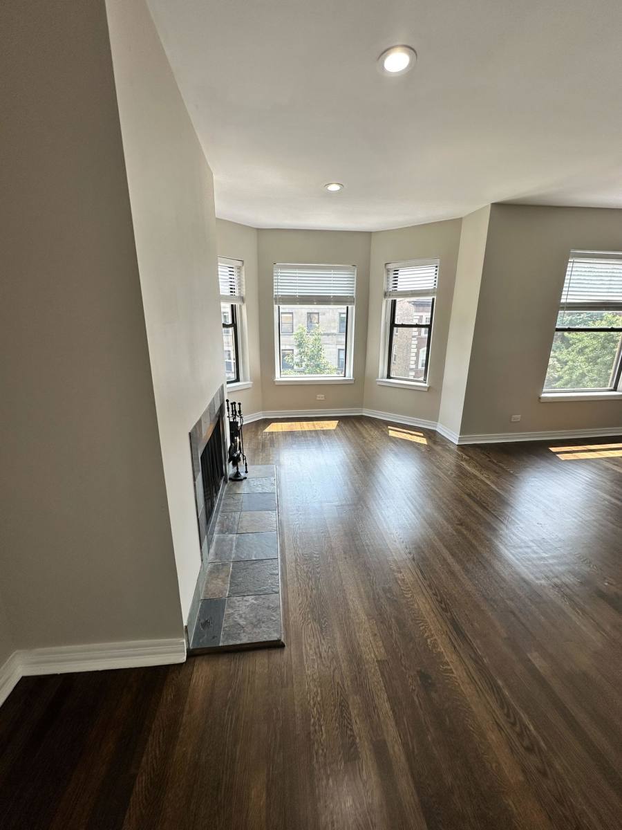 Apartment for rent at 920 W Belle Plaine Ave, Chicago, IL 60613