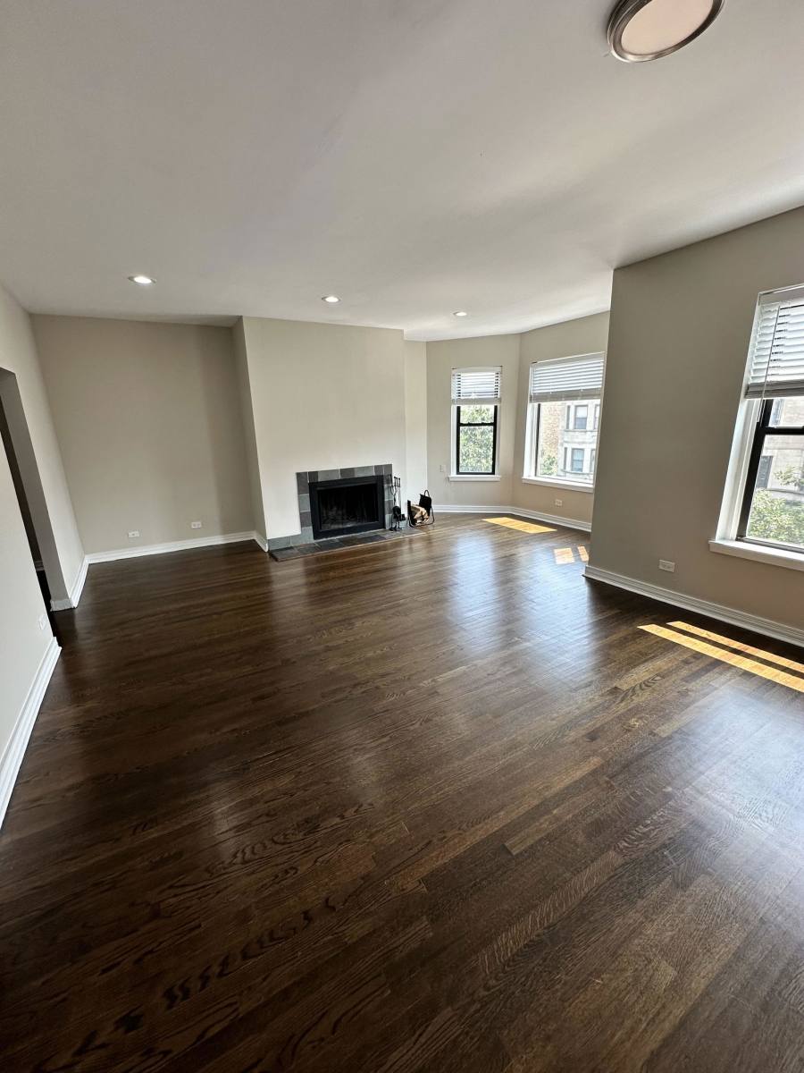 Apartment for rent at 920 W Belle Plaine Ave, Chicago, IL 60613