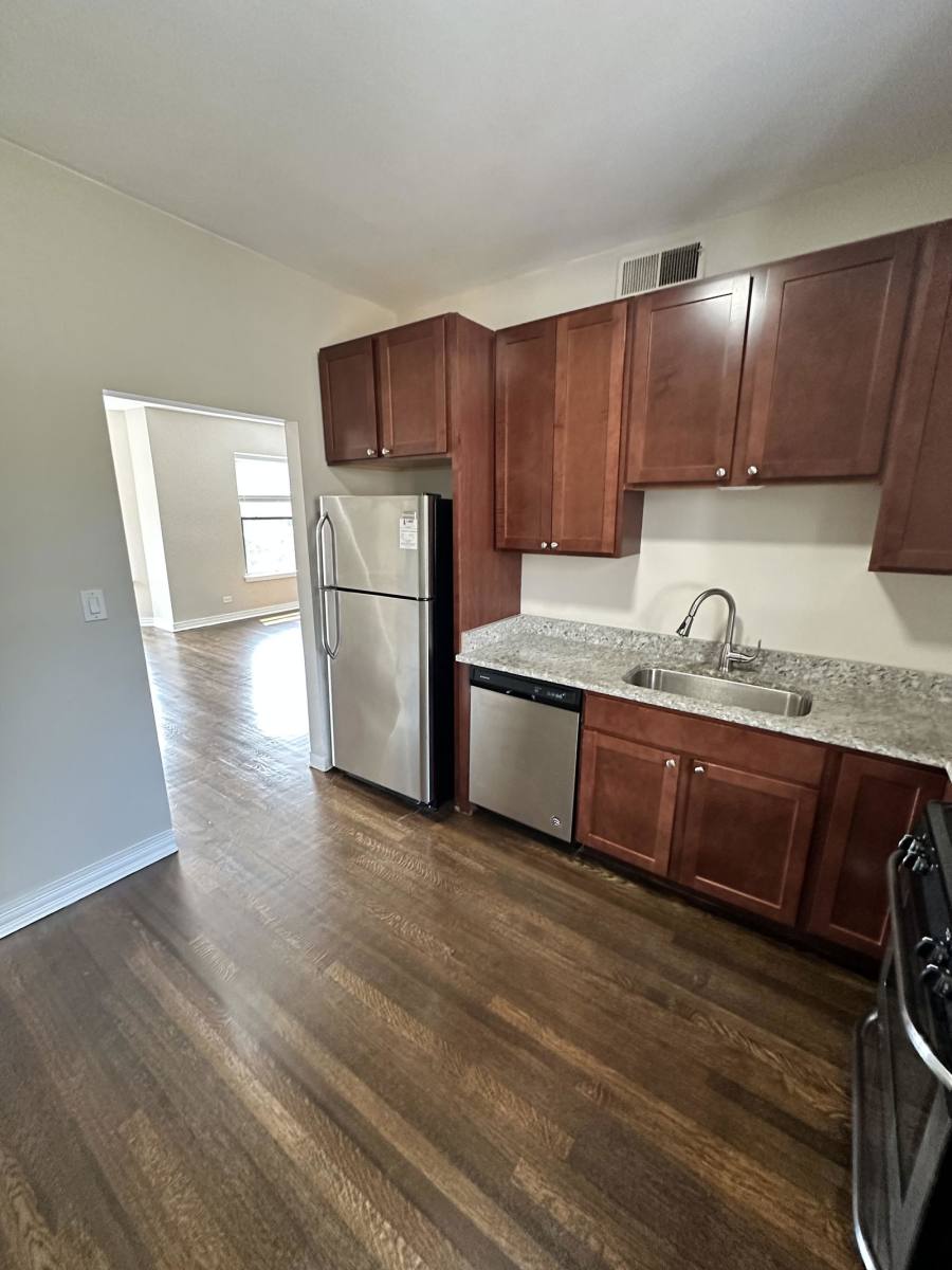 Apartment for rent at 920 W Belle Plaine Ave, Chicago, IL 60613