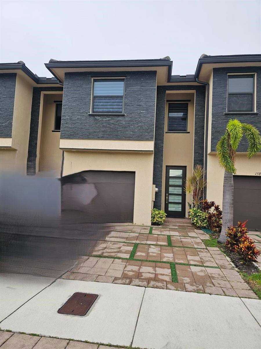 Townhouse for rent at 15816 NW 91st Ave, Hialeah, FL 33016