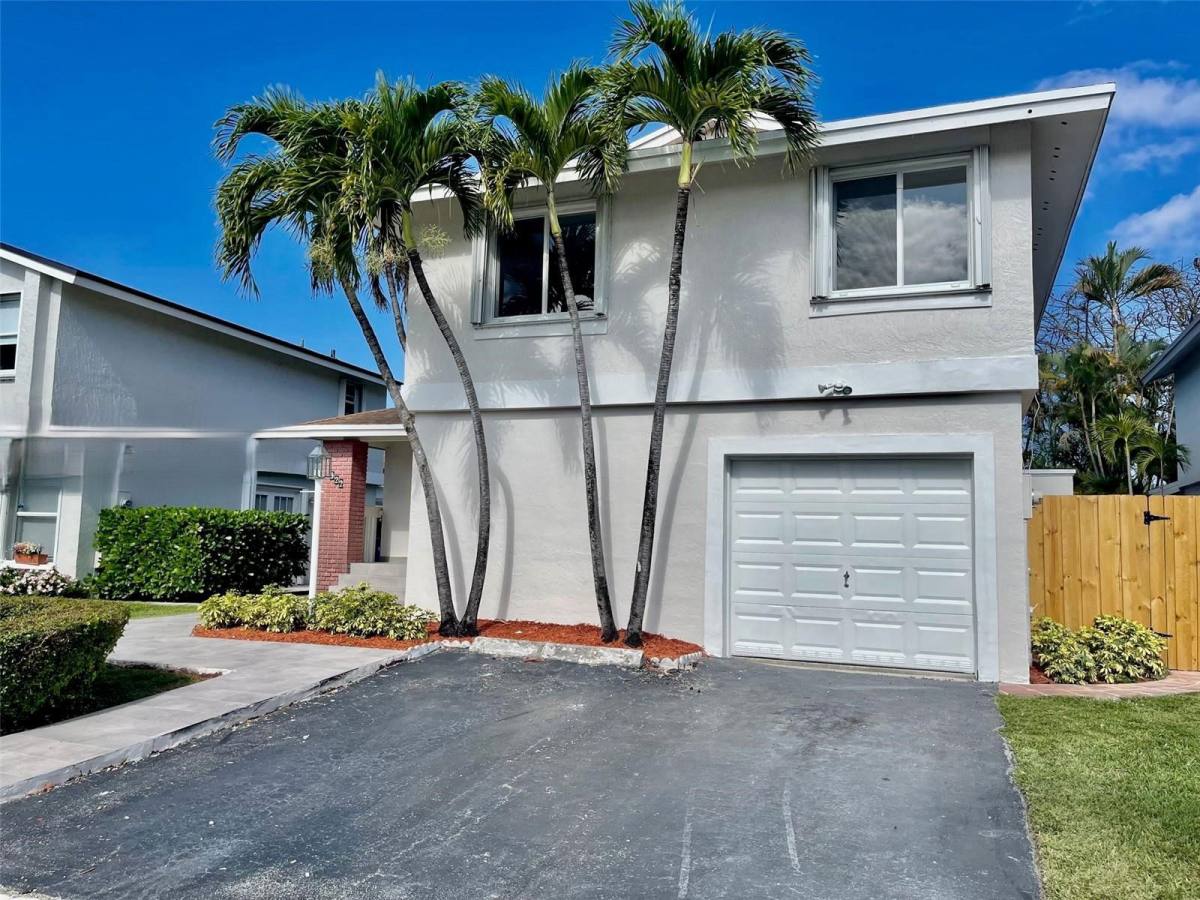 House for rent at 922 NW 106th Ave Circle, Miami, FL 33172