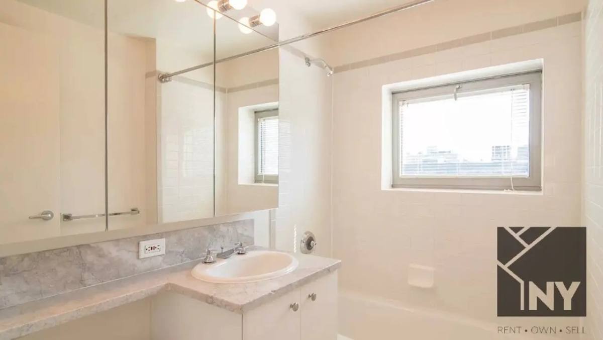 Apartment for rent at 475 9th Ave #18L, New York, NY 10018