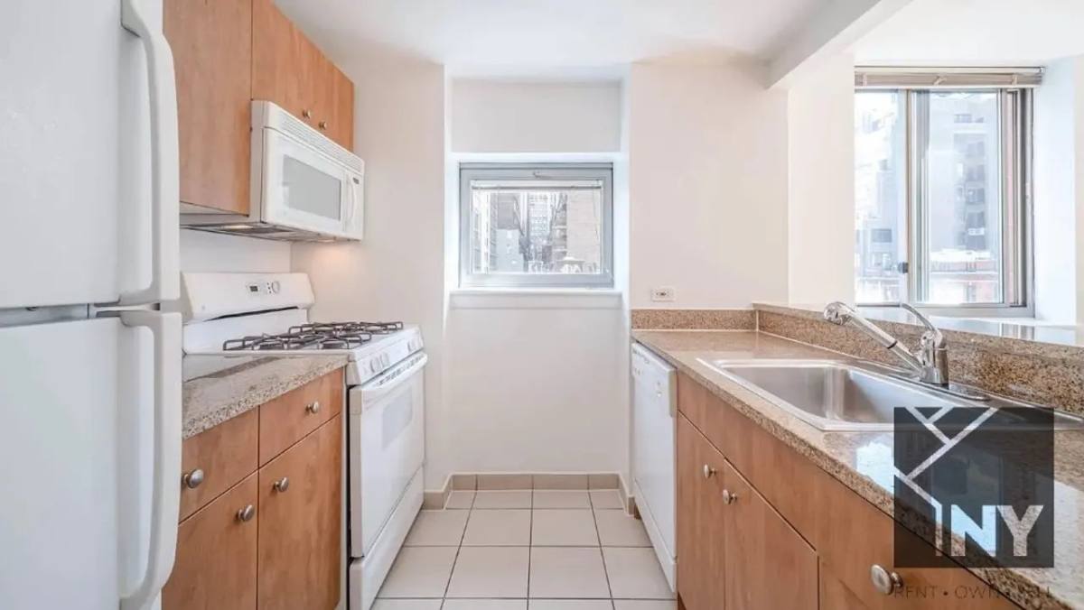 Apartment for rent at 475 9th Ave #22G, New York, NY 10018