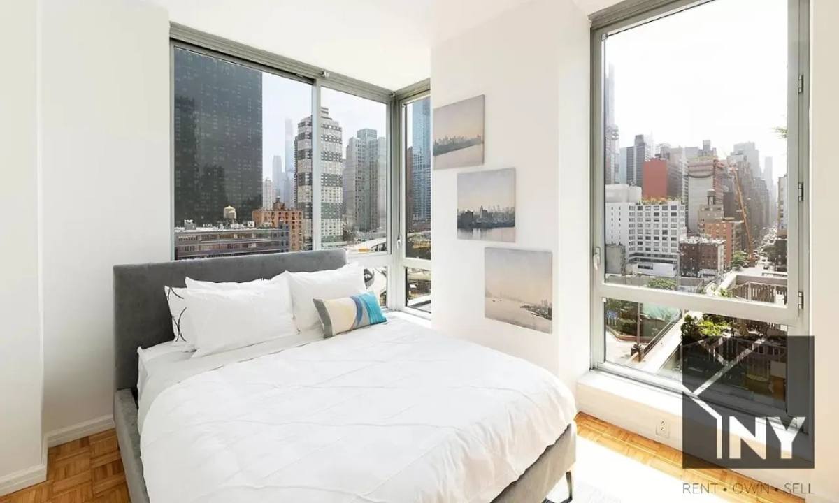 Apartment for rent at 451 W 37th St #2703, New York, NY 10018