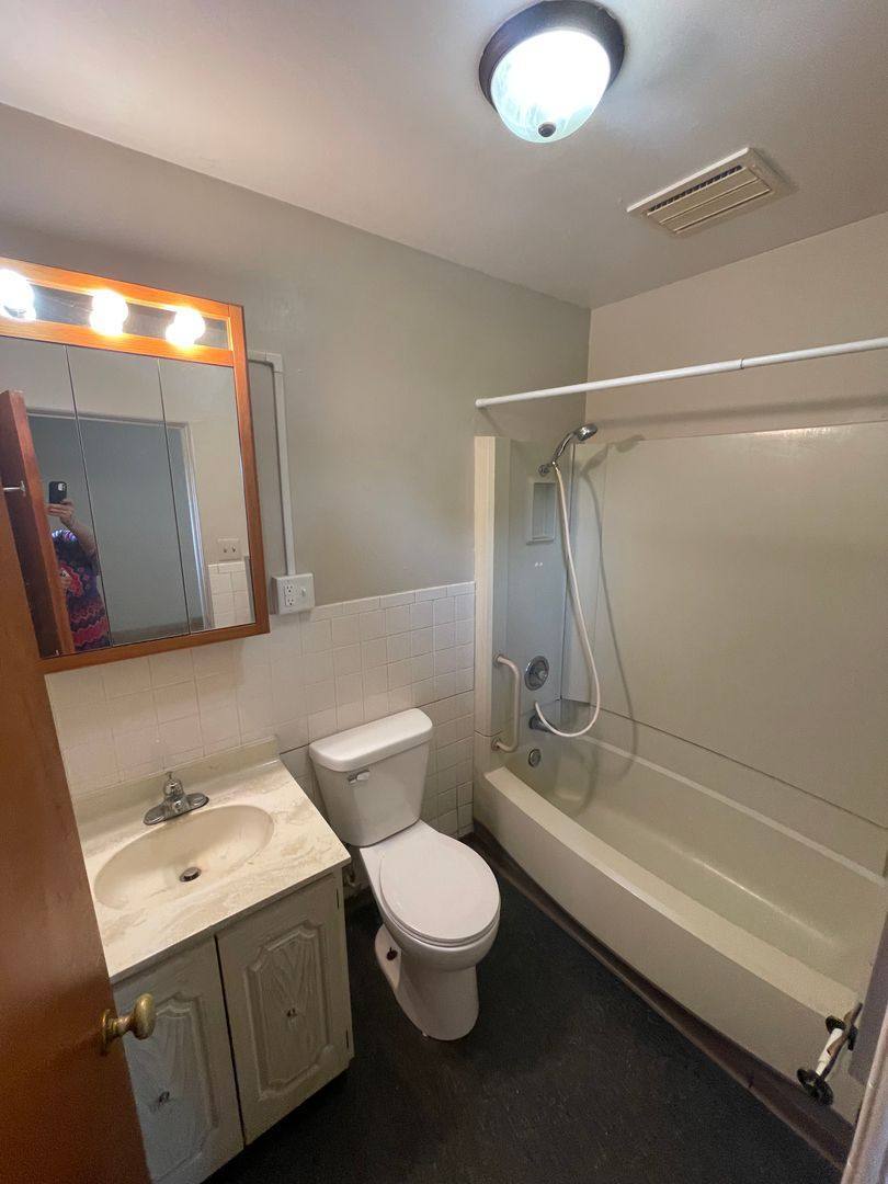 Apartment for rent at 815 W Columbia St, Flora, IN 46929
