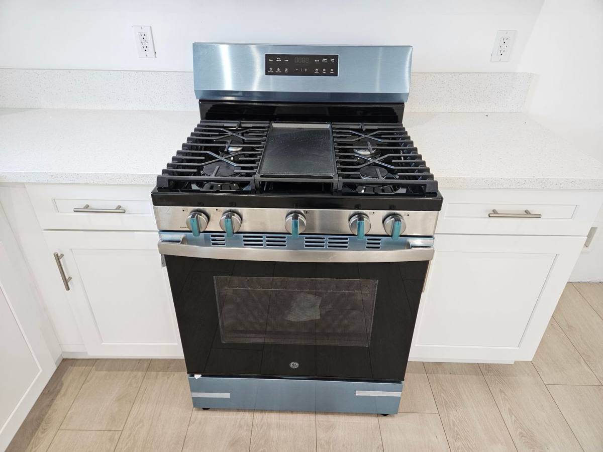 Apartment for rent at 22026 Saticoy St, Canoga Park, CA 91303