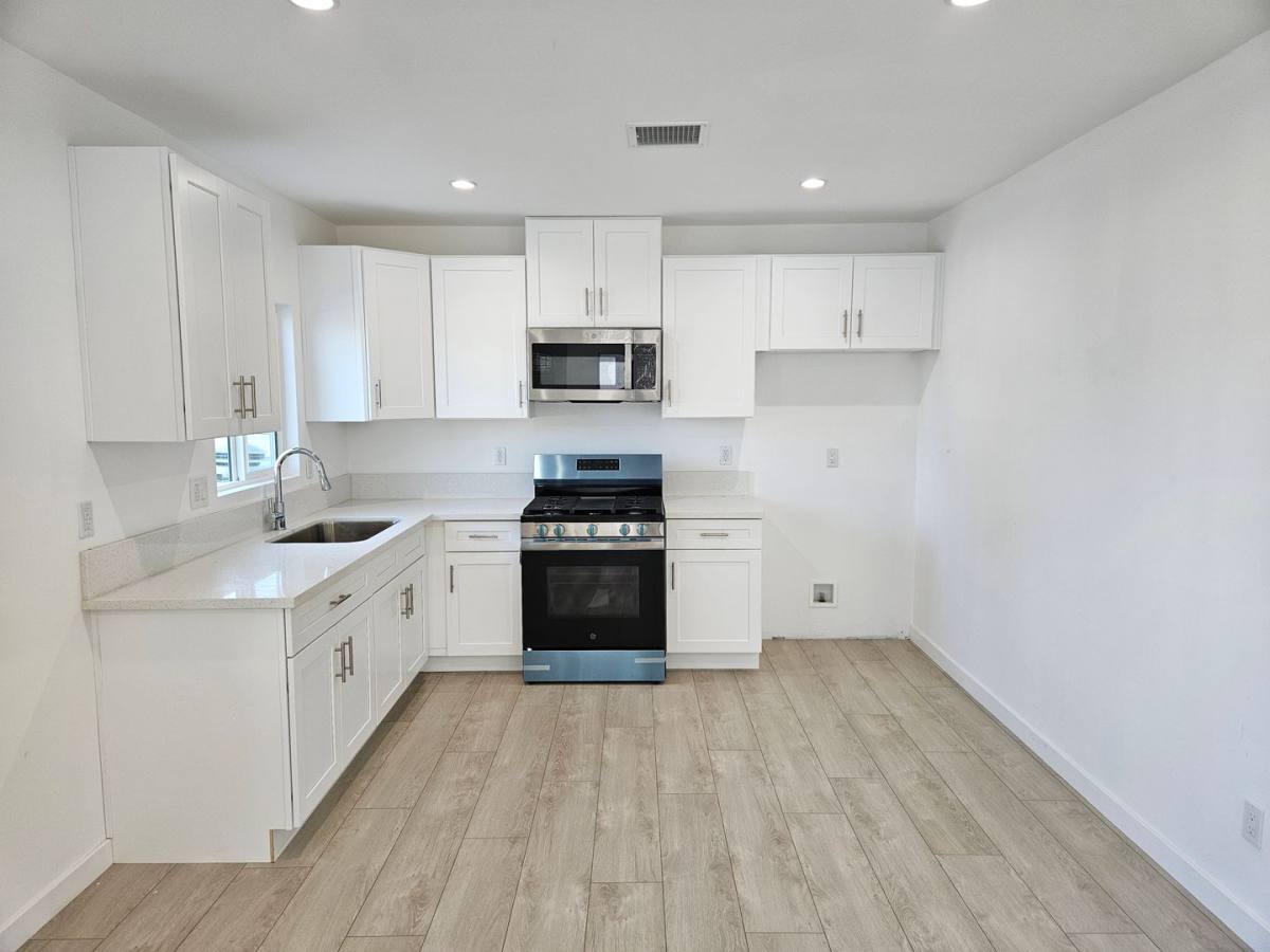 Apartment for rent at 22026 Saticoy St, Canoga Park, CA 91303