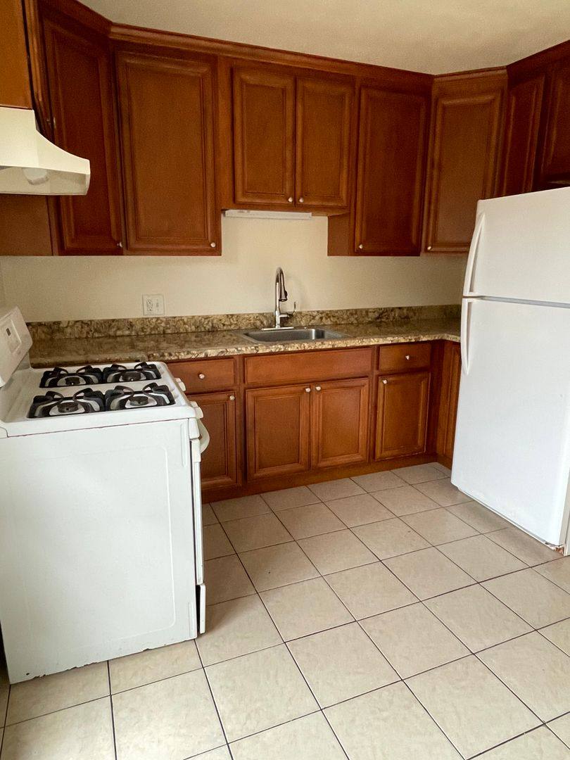 Apartment for rent at 310 Market Place, Menlo Park, CA 94025