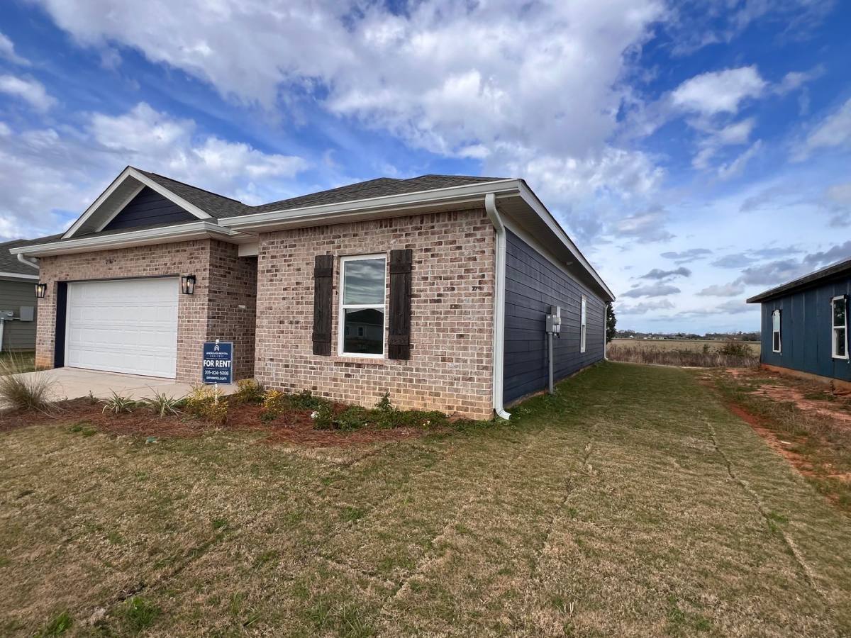 House for rent at 21567 Tawny Loop, Robertsdale, AL 36567