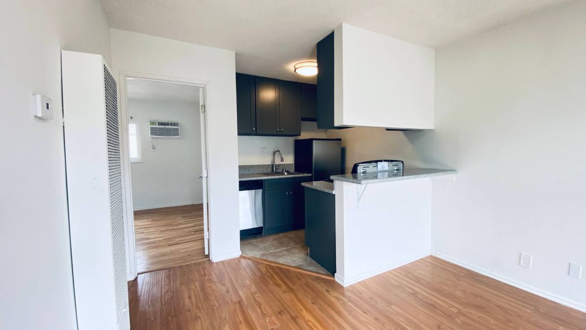 Apartment for rent at 1412 W 17th St, Santa Monica, CA 90404