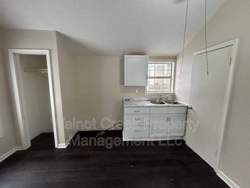 Apartment for rent at 340 8th St #3, Elyria, OH 44035