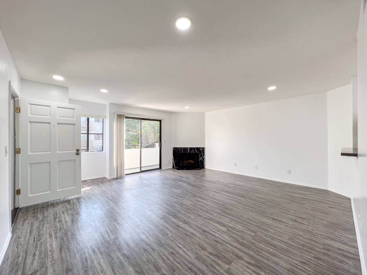 Apartment for rent at 5104 Sepulveda Blvd, Sherman Oaks, CA 91403