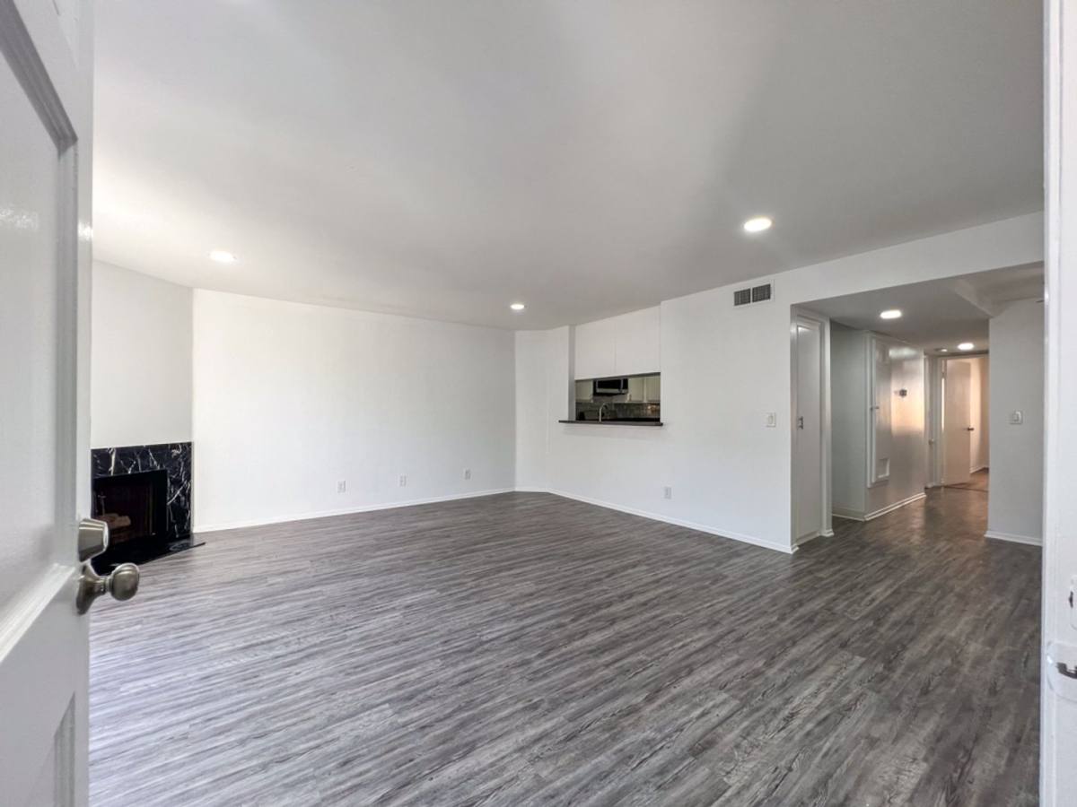 Apartment for rent at 5104 Sepulveda Blvd, Sherman Oaks, CA 91403