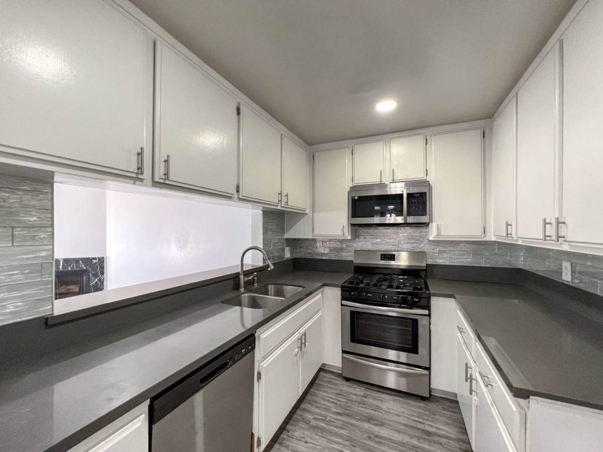 Apartment for rent at 5104 Sepulveda Blvd, Sherman Oaks, CA 91403