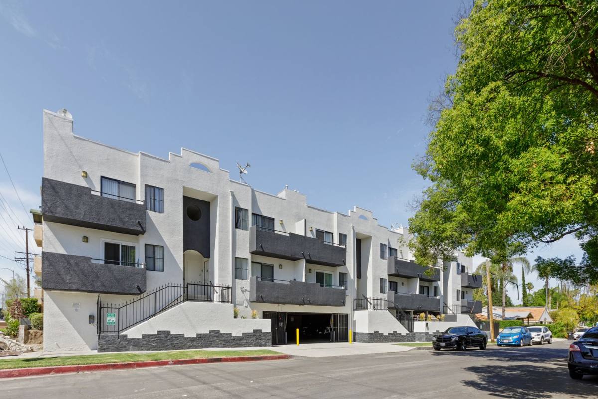 Apartment for rent at 5104 Sepulveda Blvd, Sherman Oaks, CA 91403