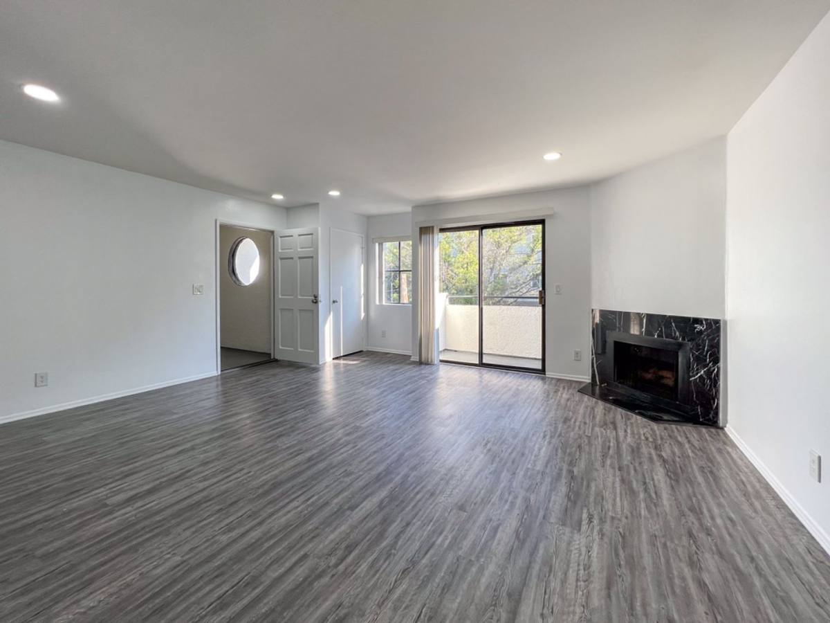 Apartment for rent at 5104 Sepulveda Blvd, Sherman Oaks, CA 91403