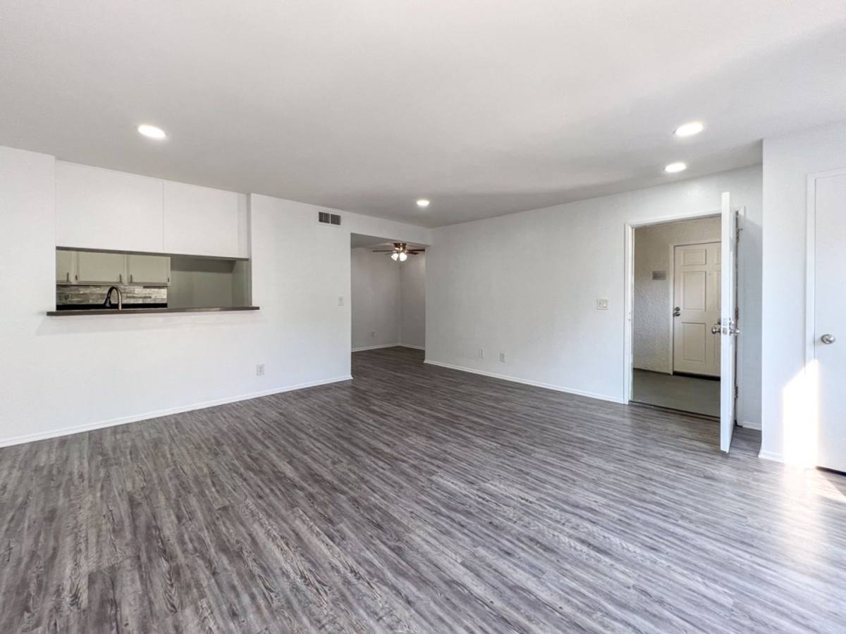 Apartment for rent at 5104 Sepulveda Blvd, Sherman Oaks, CA 91403
