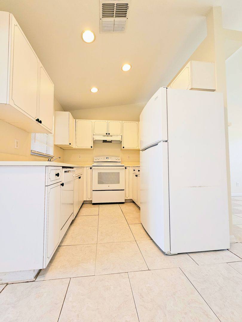 Townhouse for rent at 4916 Leonard Blvd S, Lehigh Acres, FL 33973