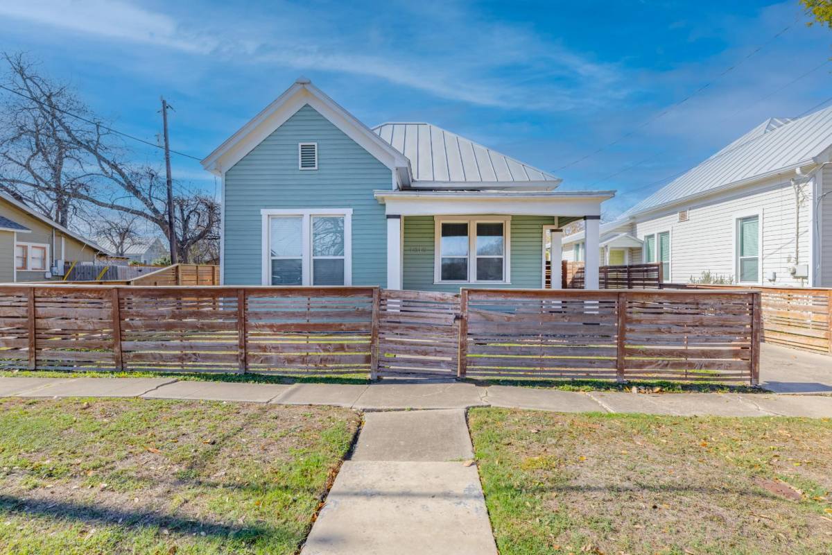 Apartment for rent at 1015 N Palmetto, San Antonio, TX 78202