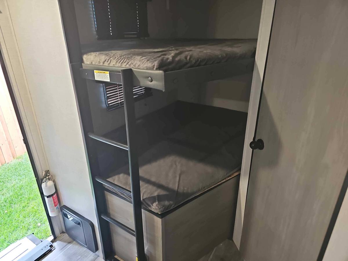 Apartment for rent at 9436 Glade Ave #RV, Chatsworth, CA 91311