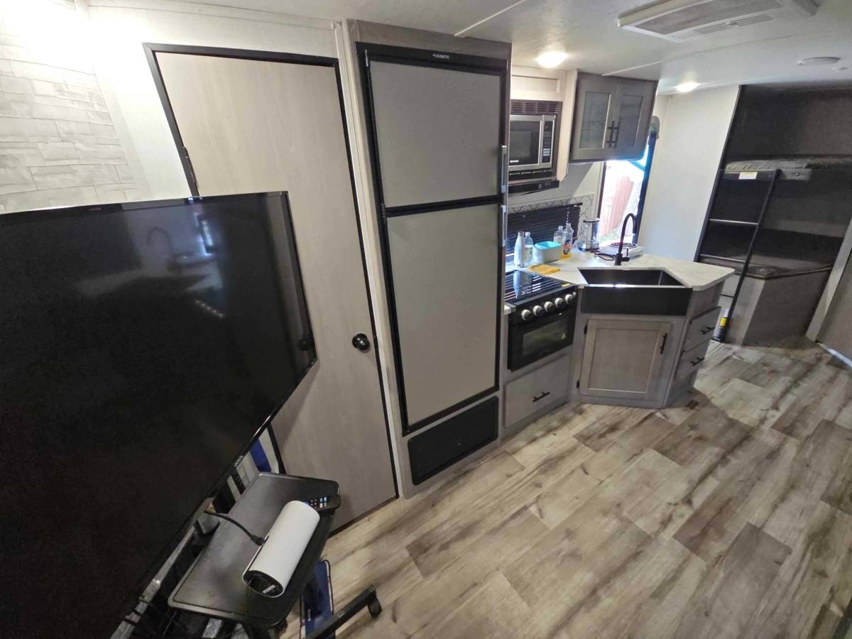 Apartment for rent at 9436 Glade Ave #RV, Chatsworth, CA 91311