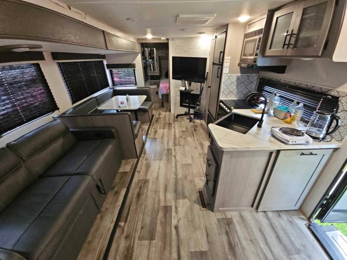 Apartment for rent at 9436 Glade Ave #RV, Chatsworth, CA 91311