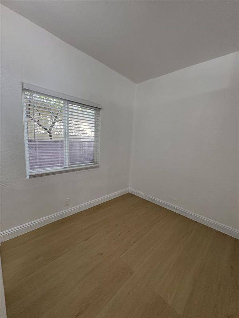 1033 Hoffman Ave, Long Beach, CA 90813 - Apartment For Rent - Image 2