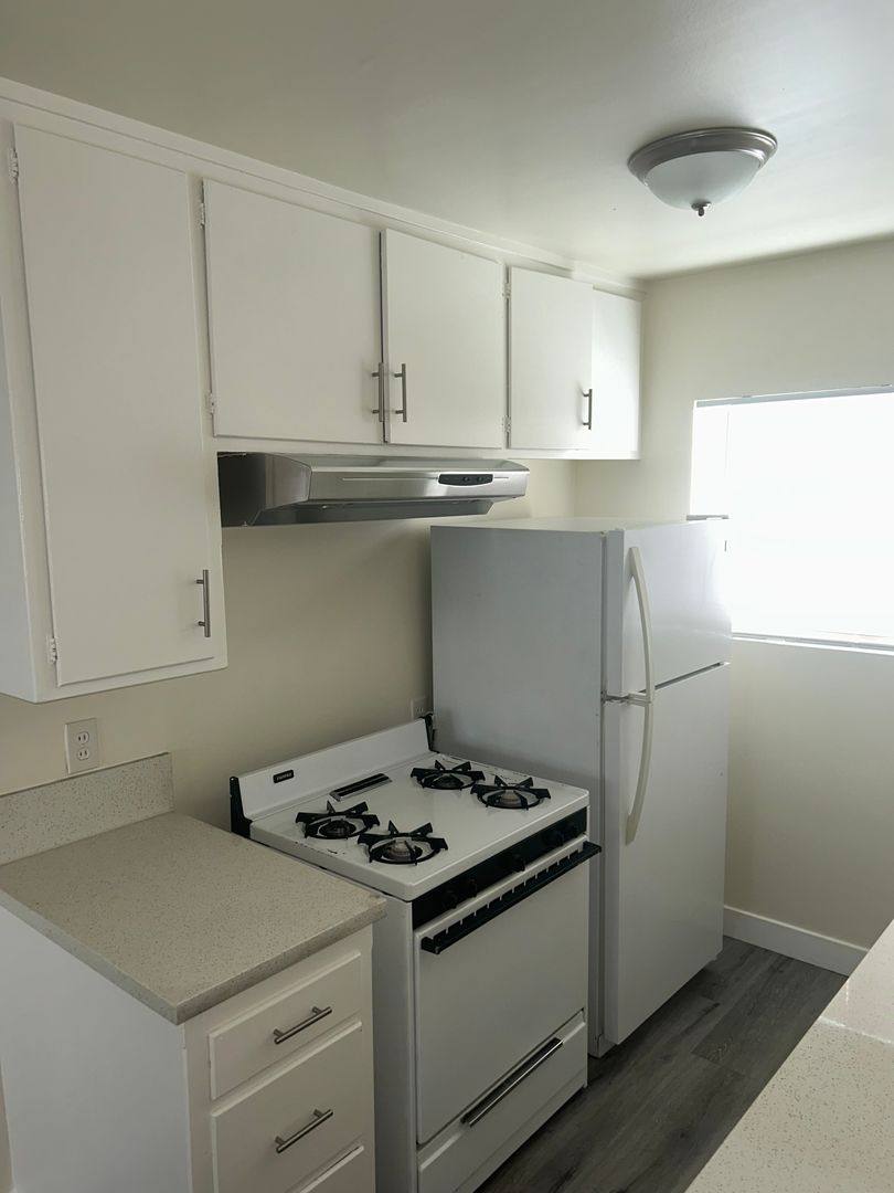 Apartment for rent at 821 Glenway Dr, Inglewood, CA 90302