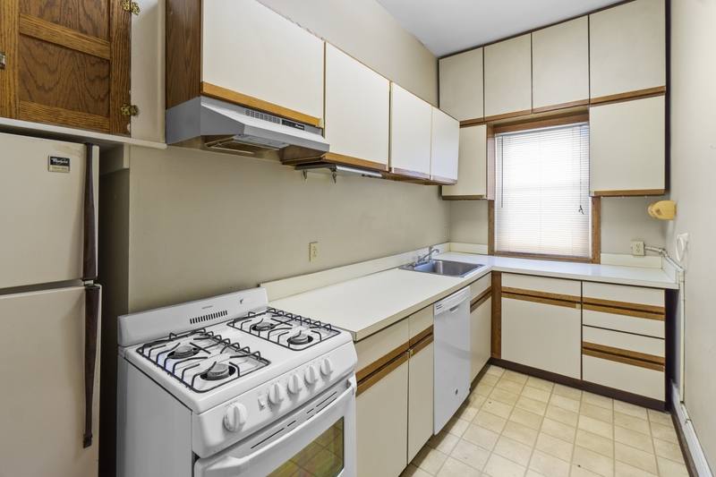 Apartment for rent at 1109 E Genesee St #1, Syracuse, NY 13210