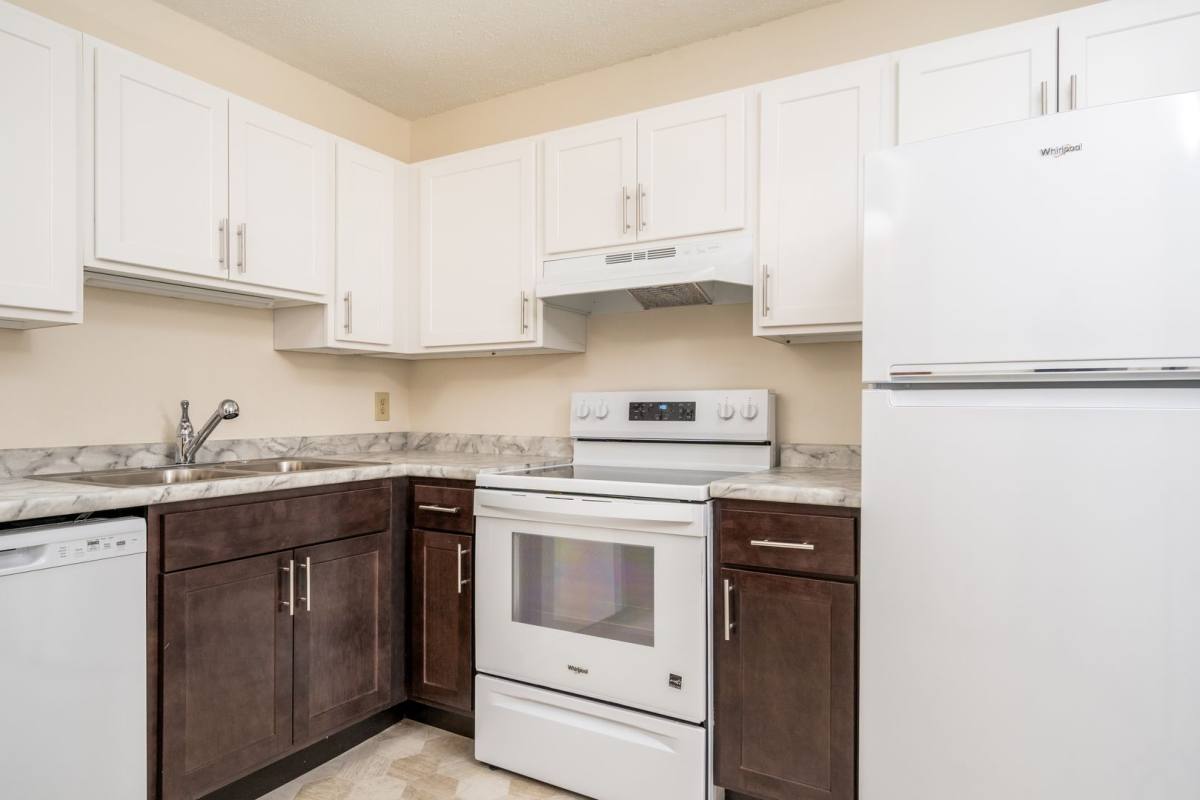 Townhouse for rent at 2479 Woodcrest Dr, Chaska, MN 55318