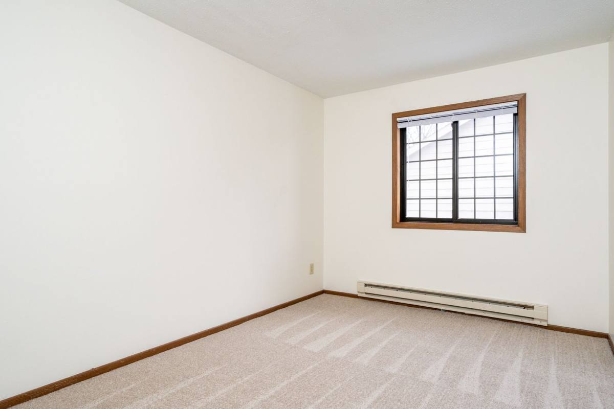 Townhouse for rent at 2479 Woodcrest Dr, Chaska, MN 55318