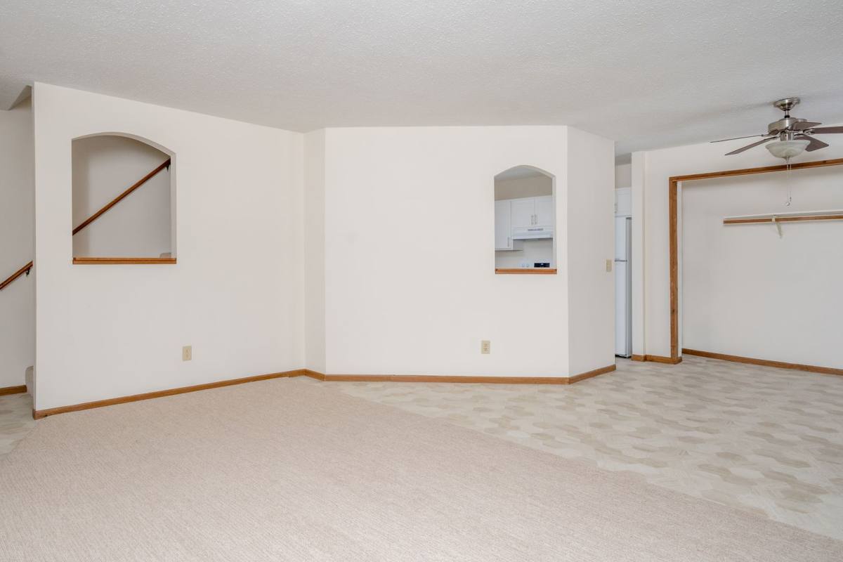 Townhouse for rent at 2479 Woodcrest Dr, Chaska, MN 55318