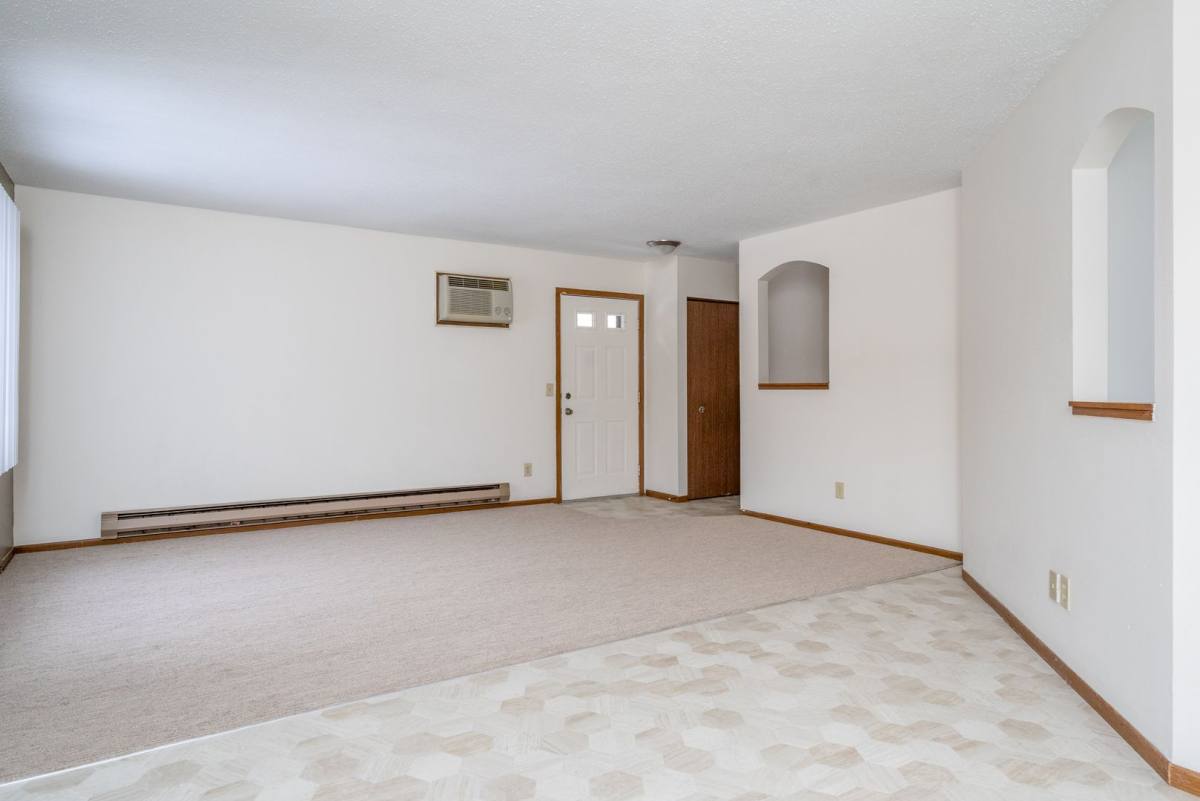 Townhouse for rent at 2479 Woodcrest Dr, Chaska, MN 55318