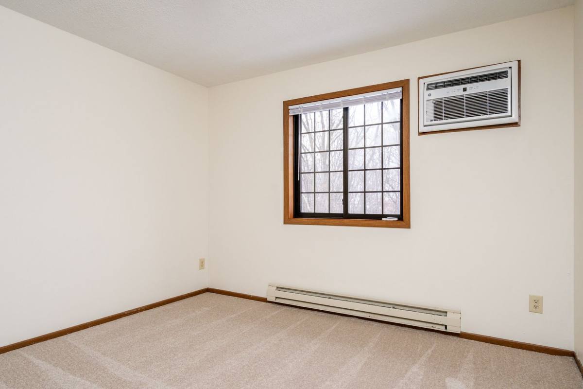 Townhouse for rent at 2479 Woodcrest Dr, Chaska, MN 55318