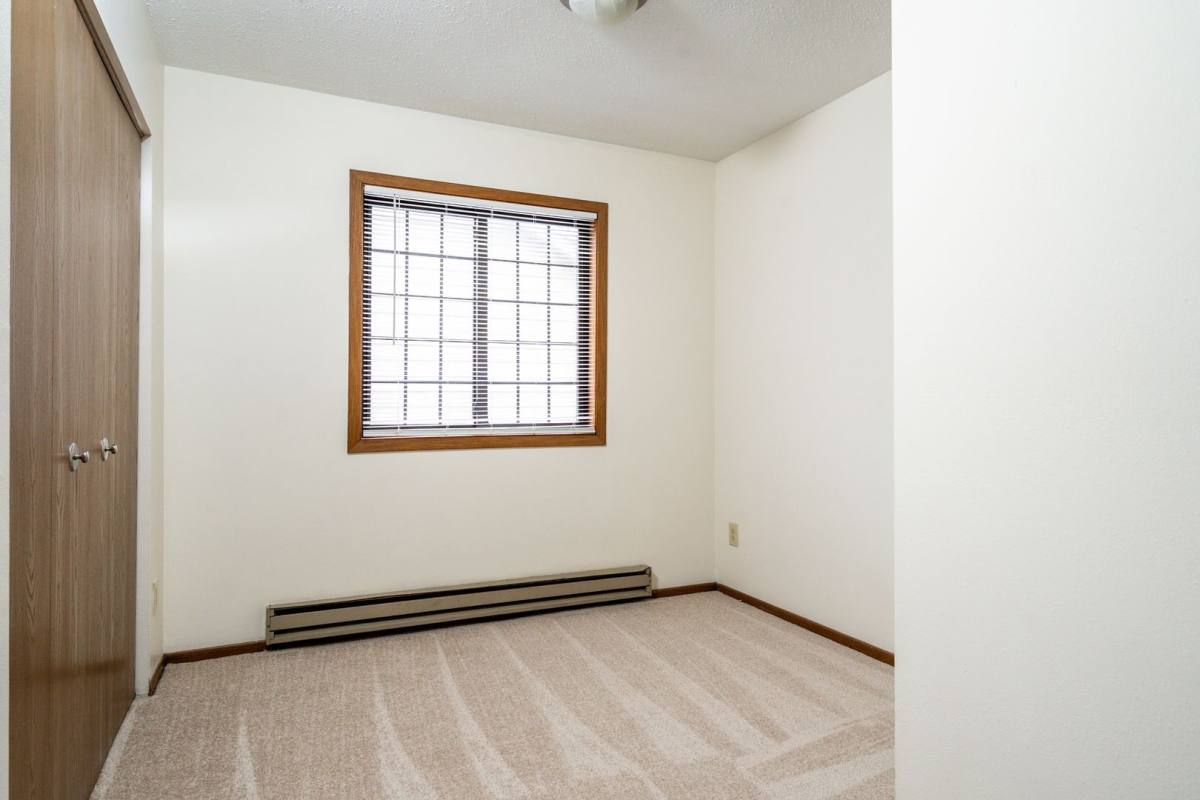 Townhouse for rent at 2479 Woodcrest Dr, Chaska, MN 55318