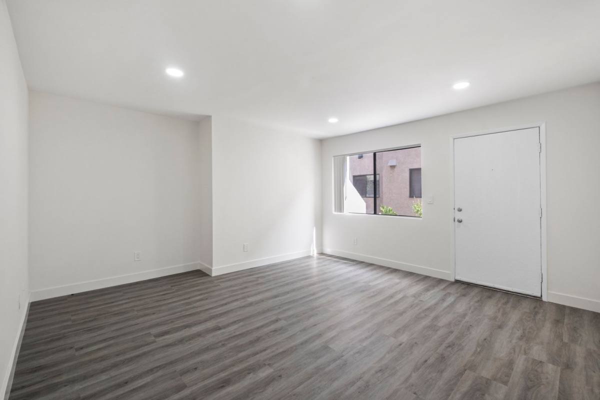 Apartment for rent at 1010 - 1012 E Acacia Ave, Glendale, CA 91205