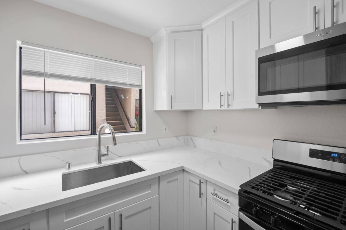 Apartment for rent at 1010 - 1012 E Acacia Ave, Glendale, CA 91205
