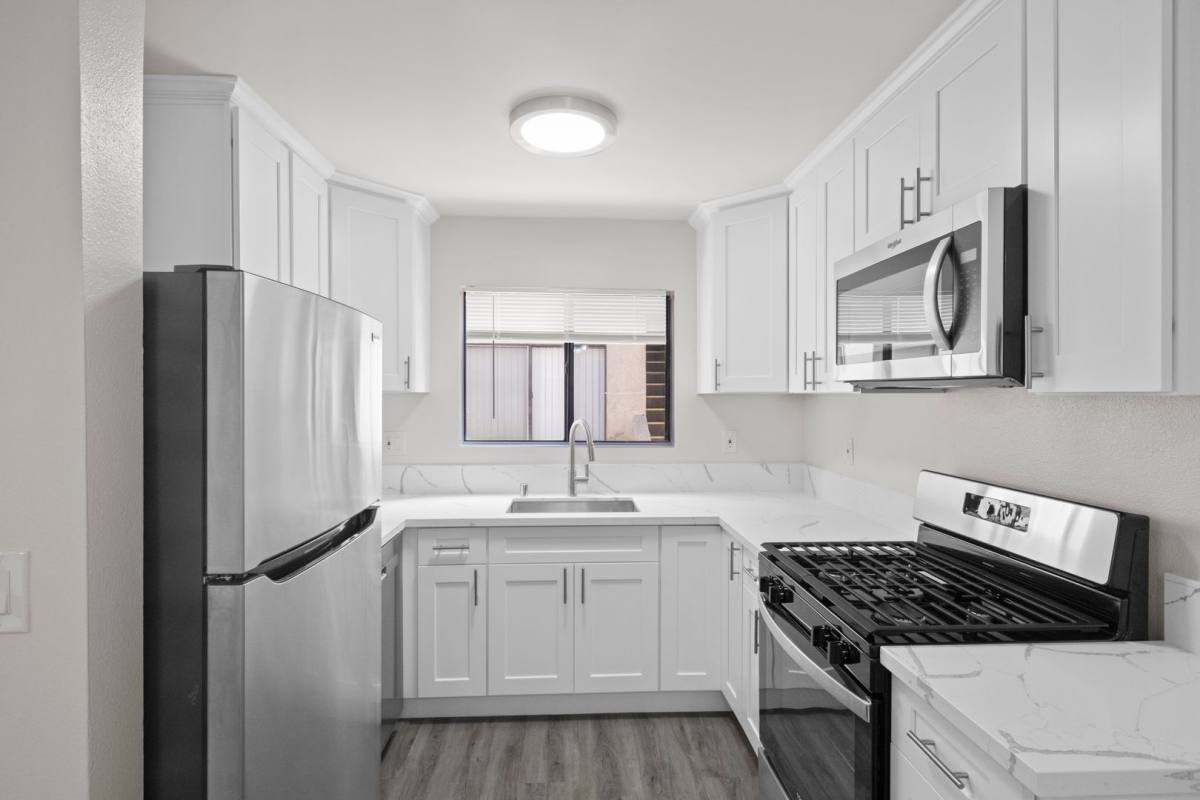 Apartment for rent at 1010 - 1012 E Acacia Ave, Glendale, CA 91205